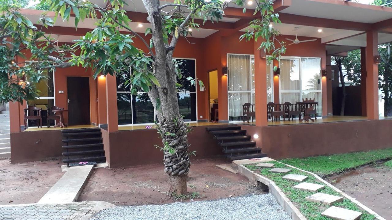 Moon Light Guest House Тисамахарама Екстериор снимка